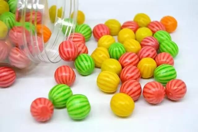 小布娱乐边吃零食边吃瓜,零食瓜果相伴，轻松畅享娱乐时光