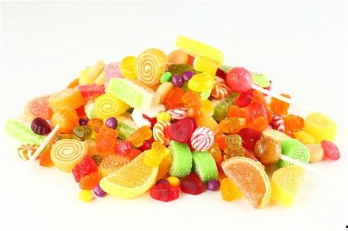 小布娱乐边吃零食边吃瓜,零食瓜果相伴，轻松畅享娱乐时光