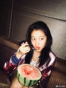 关晓彤娱乐吃瓜图片高清,高清美照曝光，网友热议